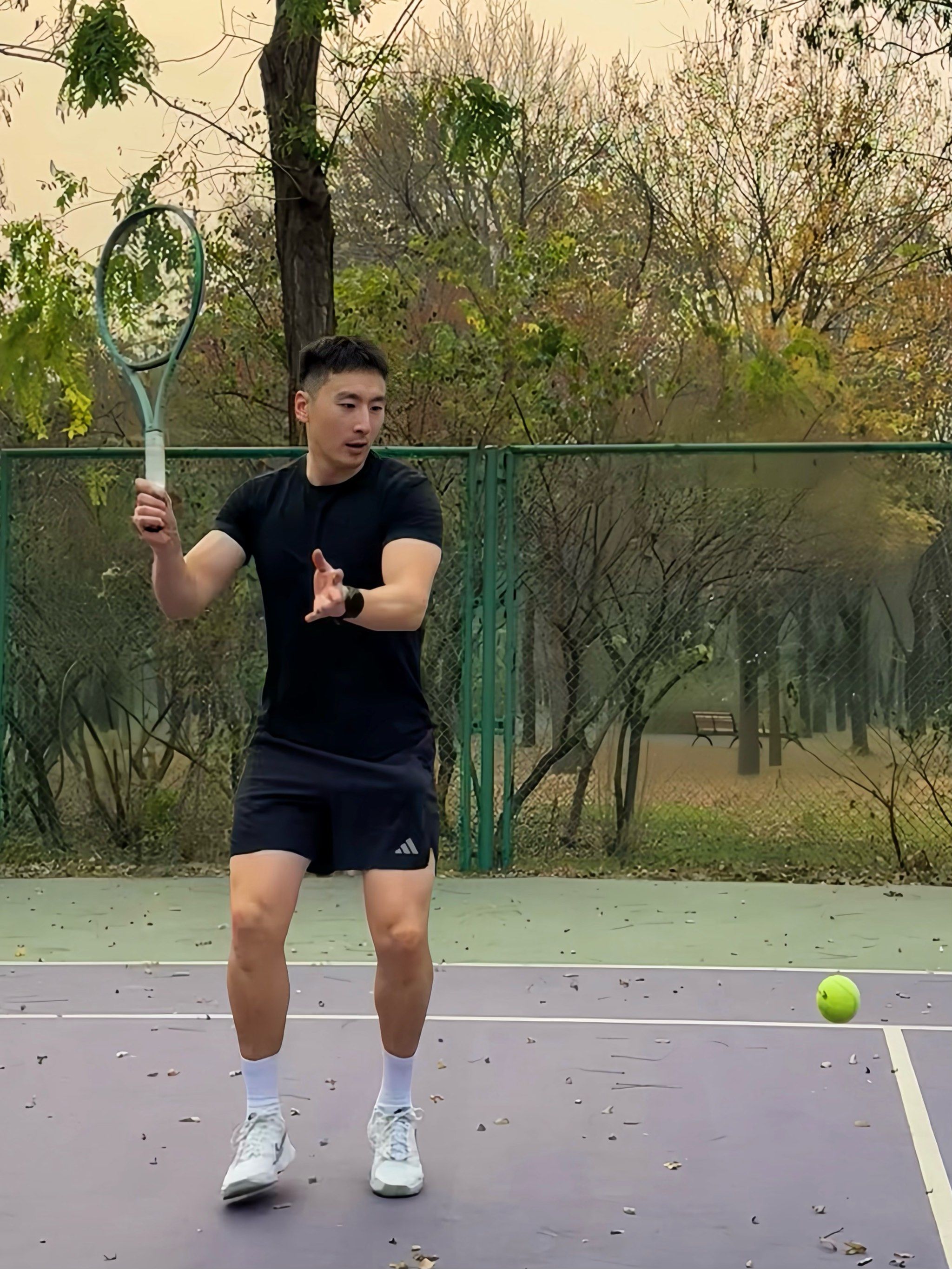 露了许多问 露了许多问