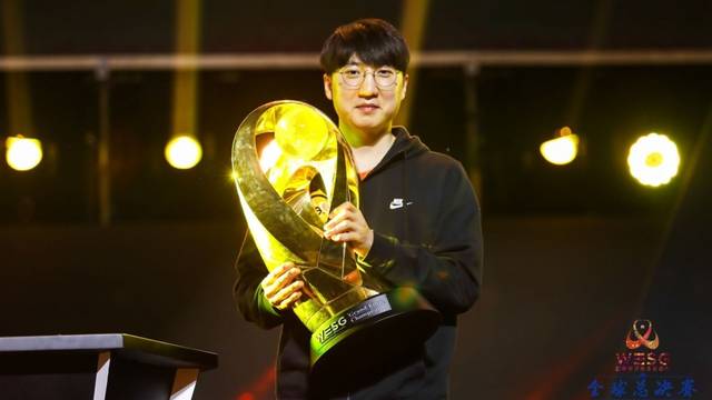 替补席上 替补席上