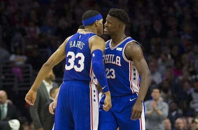 它们背后是 它们背后是